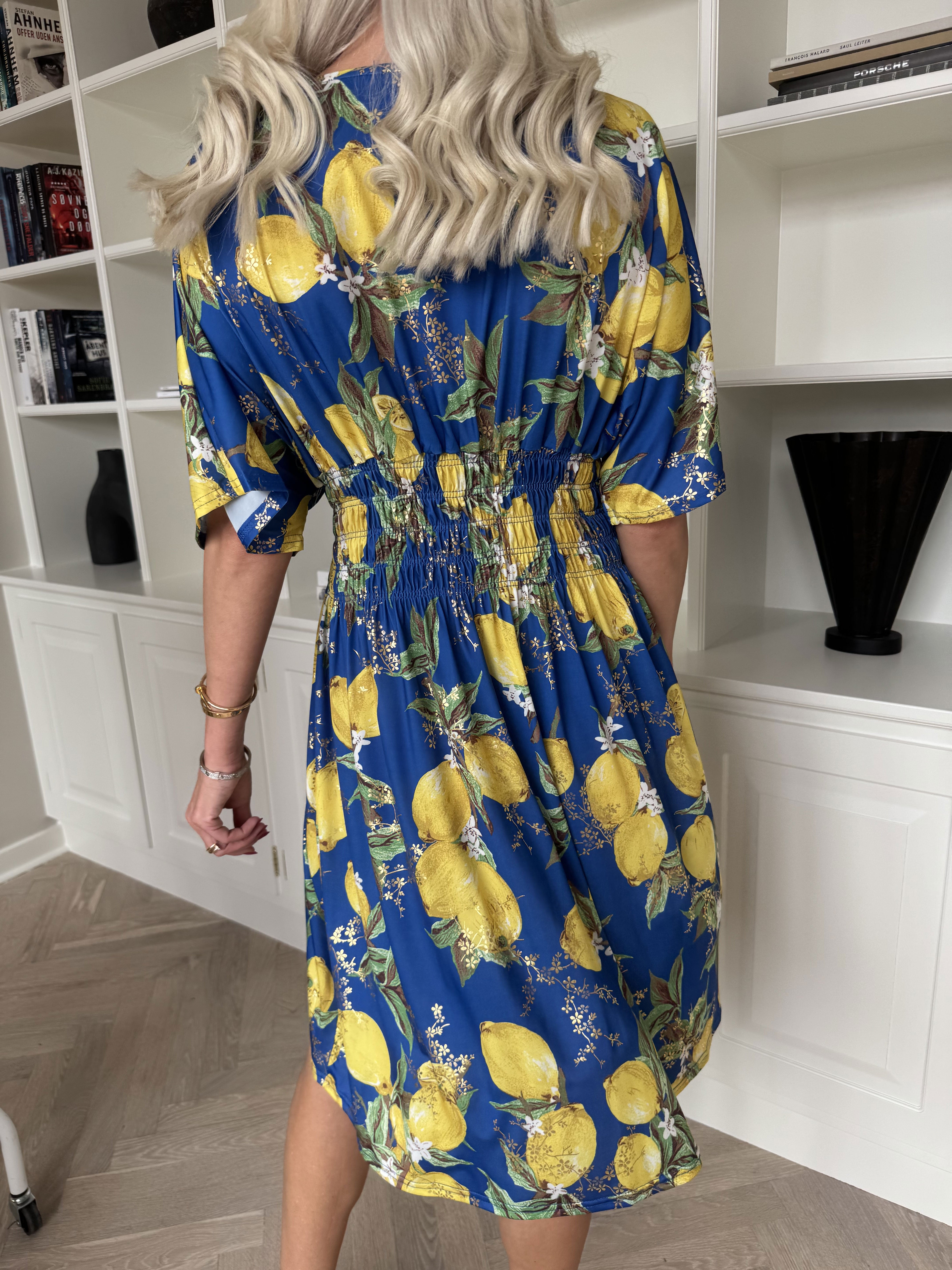 Pams Lemon Short - Elastisk kjole med citroner og guld detaljer